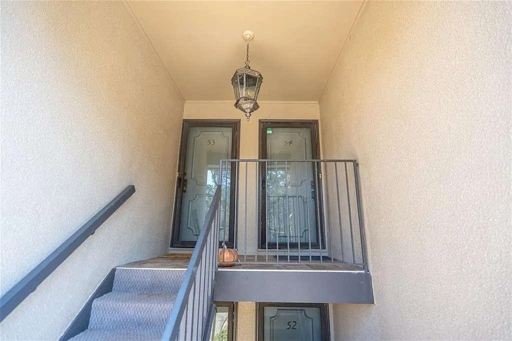1 bed, 1.0 bath, 812 sqft, $1,550 — Photo 3