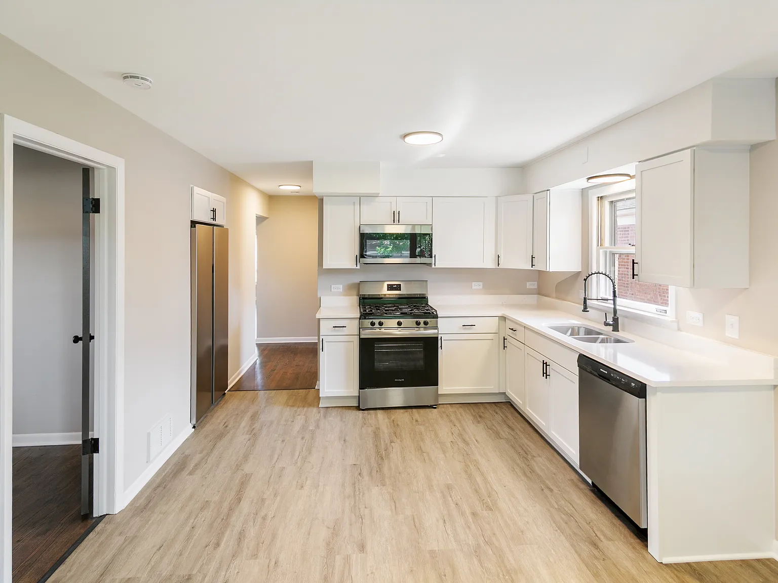 3 bed, 1115 sqft, $2,595 — Photo 2