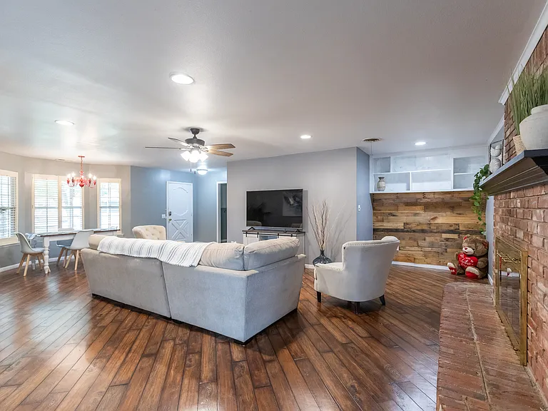 2132 Sylvan Dr — Photo 1