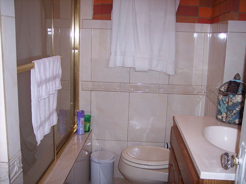 2nd image of 122 W 54th St
