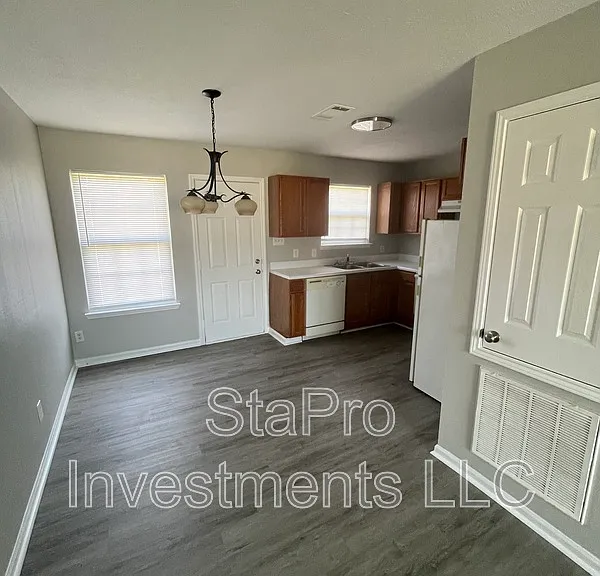 120 Village Pl — Photo 4