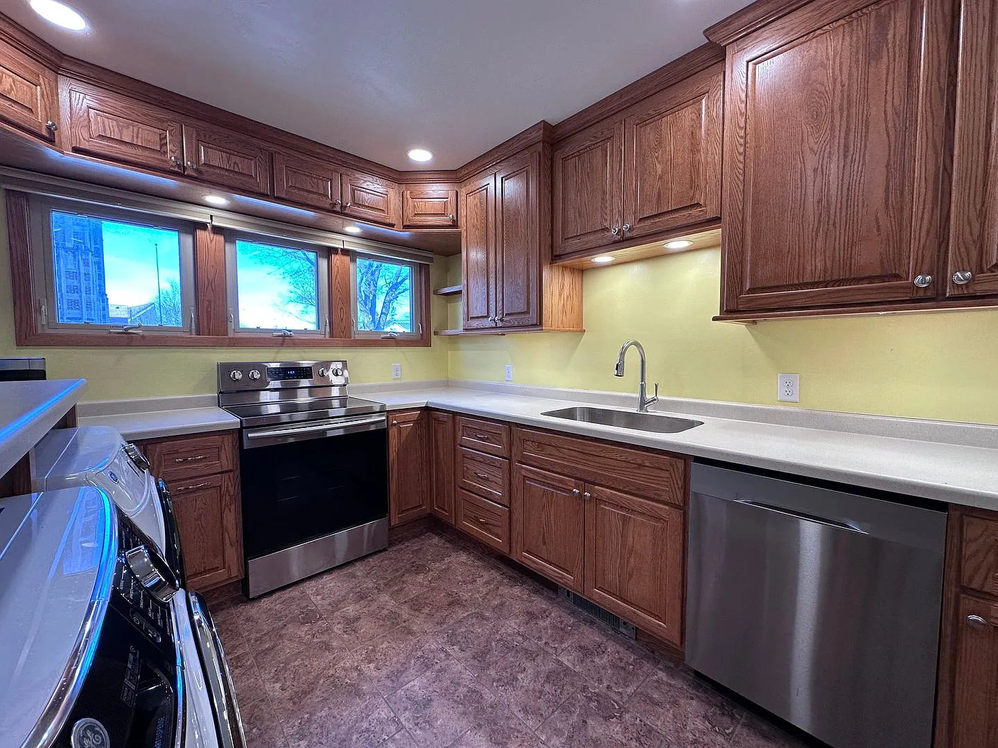 Single Family Home W/Fenced In Yard Available Soon! — Photo 4