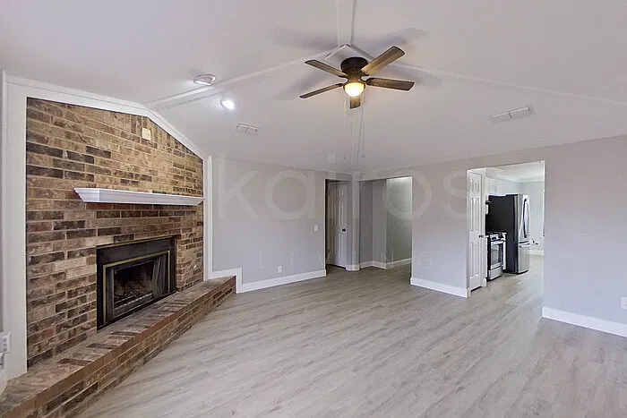 3 bed, 2.0 bath, 1337 sqft, $1,895 — Photo 3