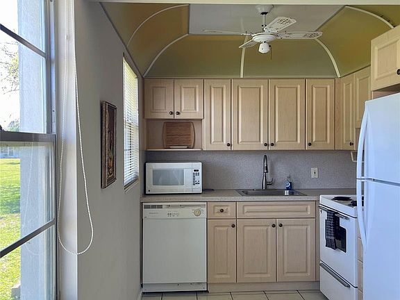 3rd image of 174 Oakridge L #174