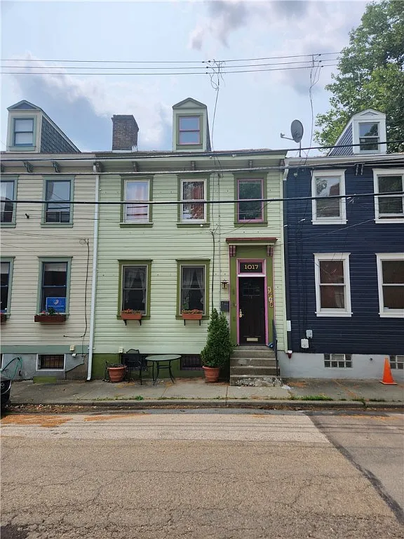 1017 Manhattan St photo 1