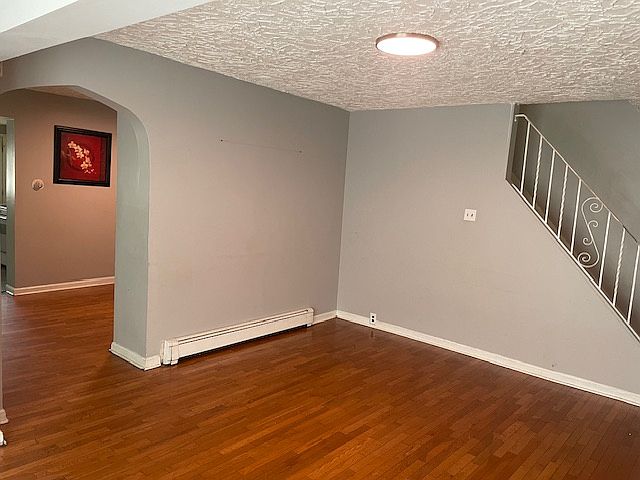 400 ashmore -living room