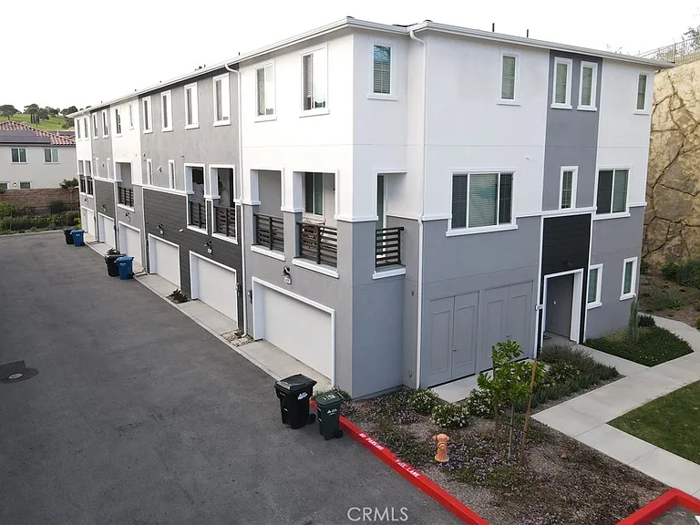 1487 Skyline Ln — Photo 36