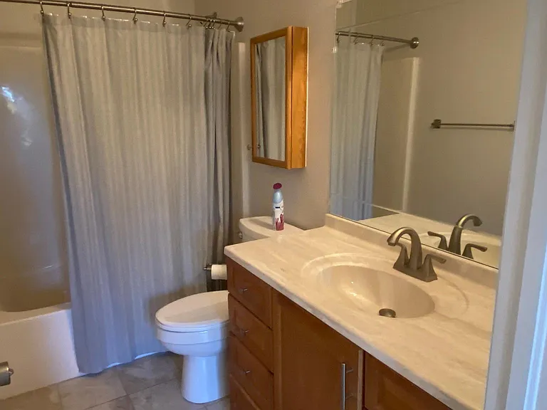 Private en-suite bathroom with full tub/shower