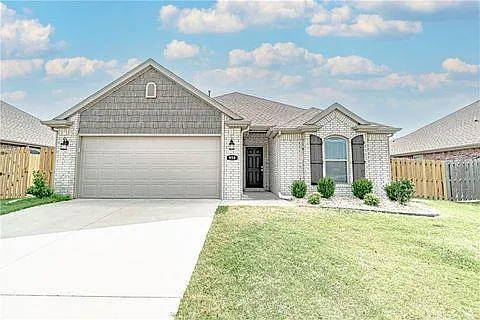950 Silverthorn Dr — Photo 1