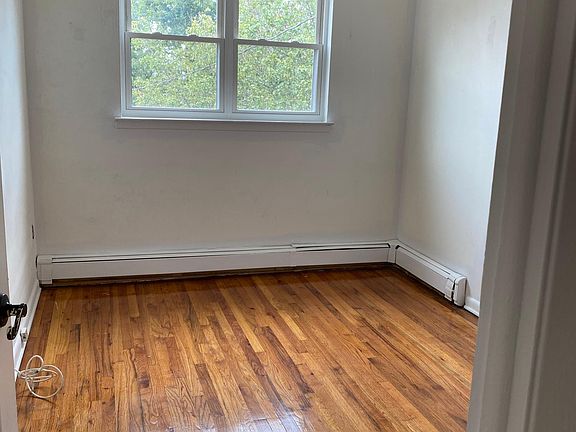 5th image of 661 Clarence Ave #1A