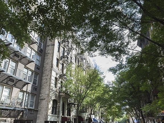 3rd image of 178 Thompson St APT 1B