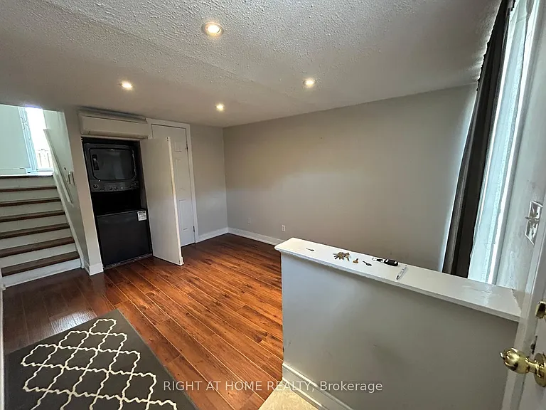1666 Queen St E #2 — Photo 3