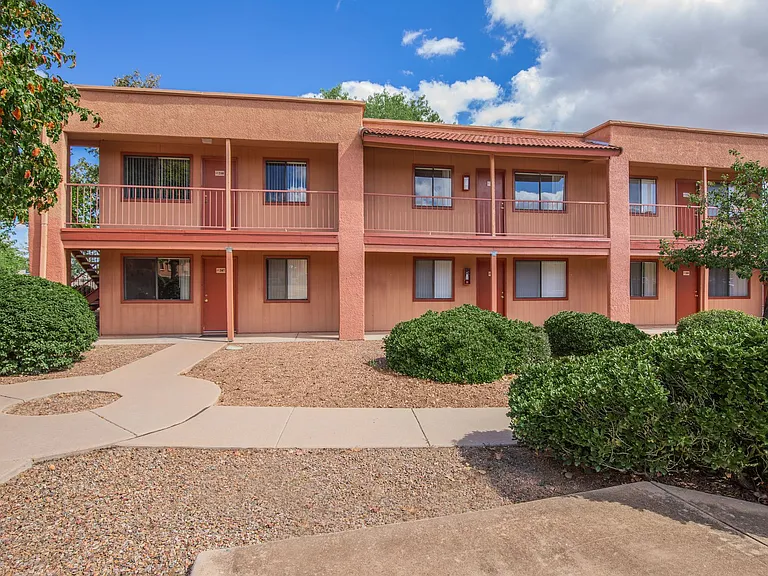 Garden Plaza Apartments — Photo 15