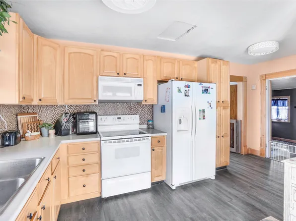 416 N 1st Ave, Winterset, IA 50273