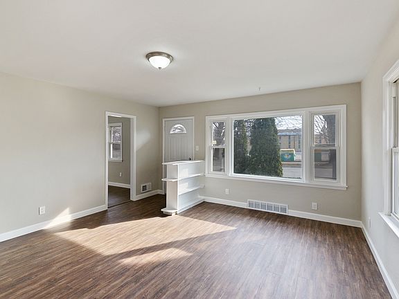 4th image of 303 Siegmund St