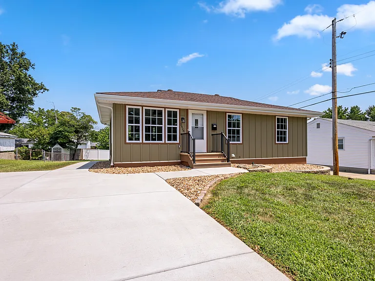 2628 Linden Pl — Photo 3