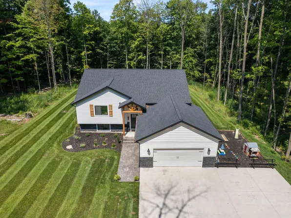 12454 Beechnut Dr, Ravenna, MI 49451