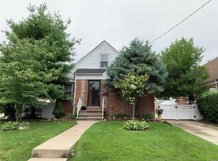 8 Putnam Ave, Valley Stream, NY 11580