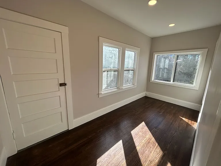1005 Burlingame — Photo 10