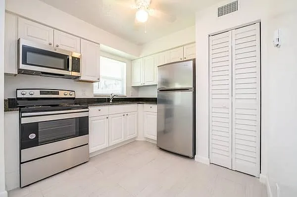 River Oaks Apartments — Photo 2