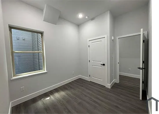 3 bed, 900 sqft, $1,990 — Photo 2