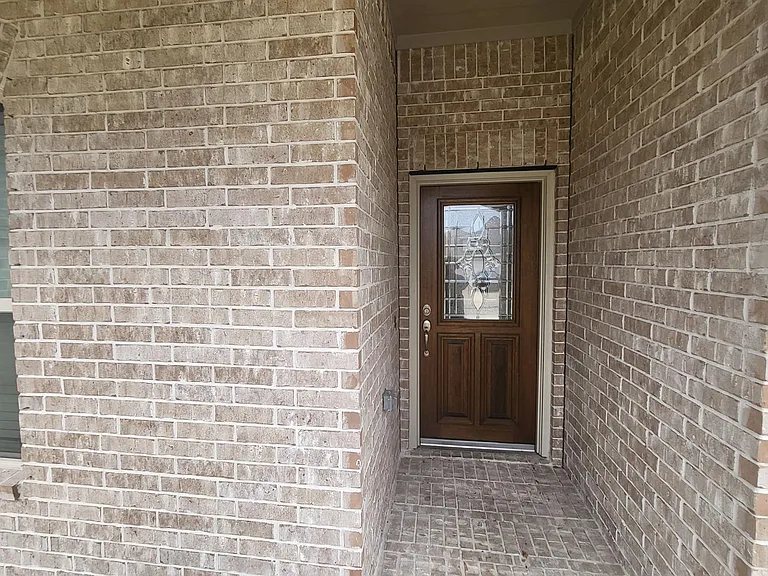6411 Hunters Way Ln — Photo 2