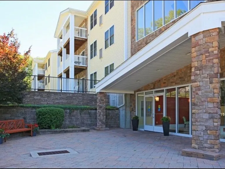 Stonington Estates Apartments — Photo 9