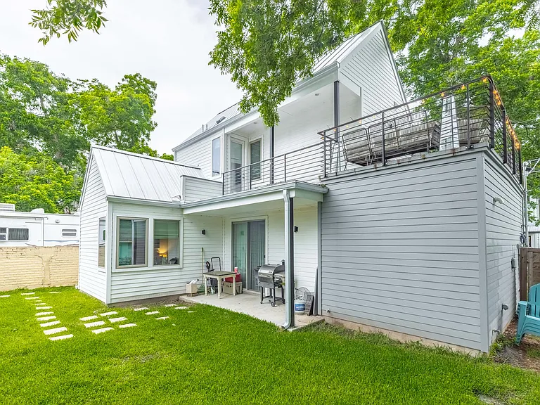1708 Haskell St #B — Photo 14