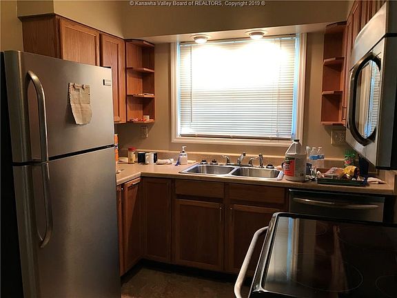 3rd image of 818 1/2 Chestnut St