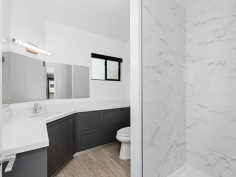 2032 N Beachwood Dr — Photo 10