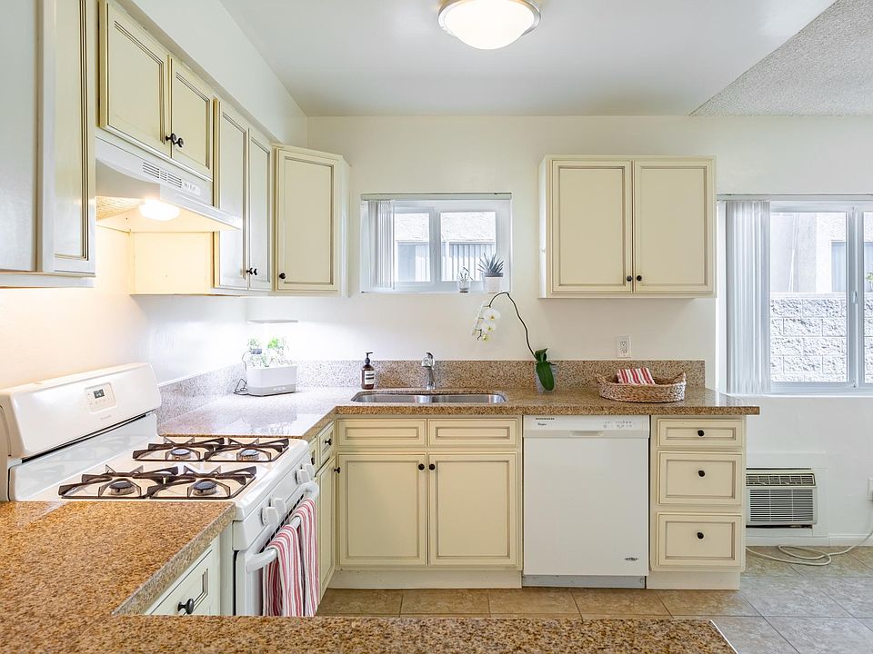 1st image of 1908 Gardena Ave APT 4