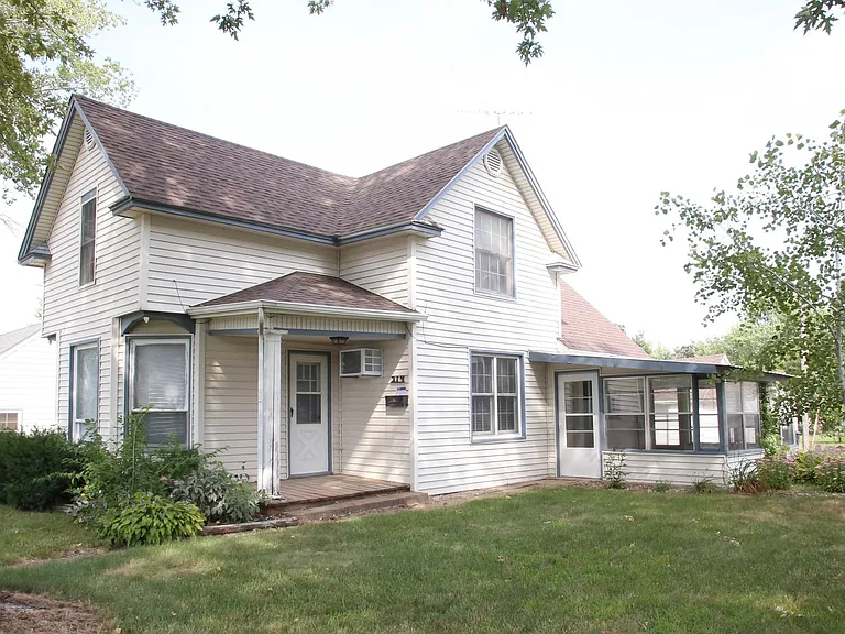 214 E 3rd St — Photo 2