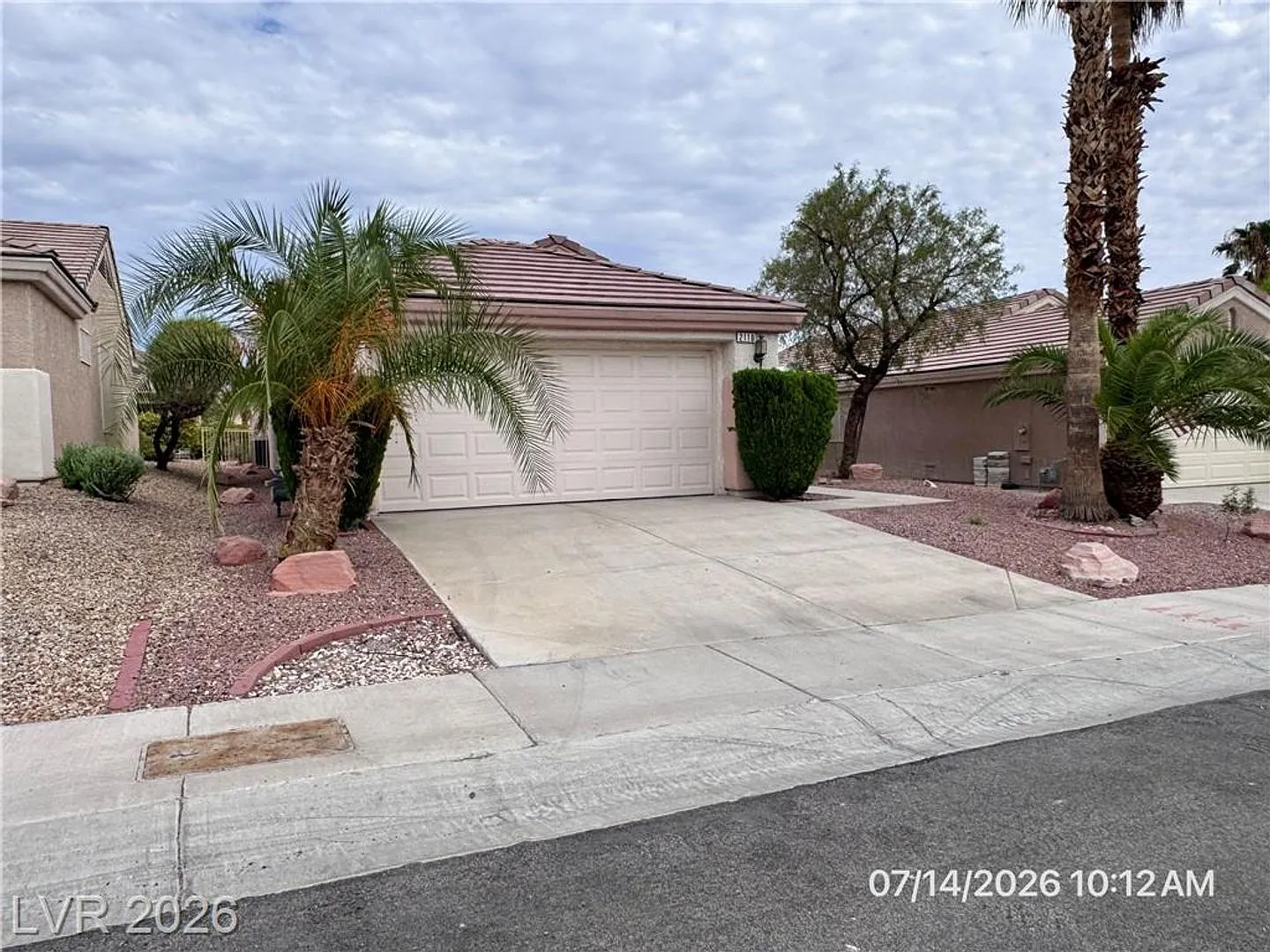 Beautiful 55+ Home with Vaulted Ceilings & Stainless Steel Kitchen — Photo 3