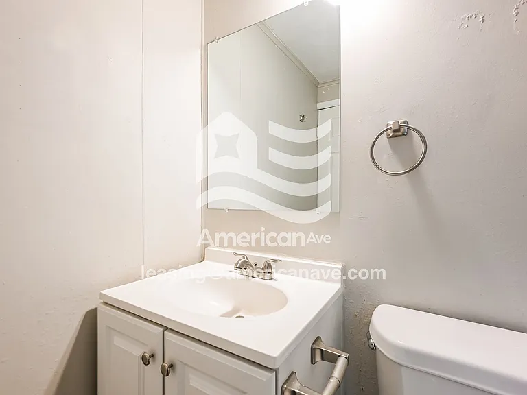 1005931_010_bathroom_13.jpg