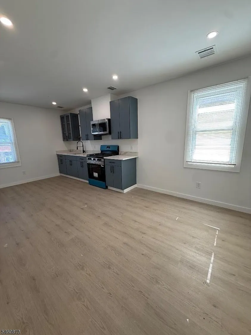 1 bed, 1.0 bath, $2,100 — Photo 2