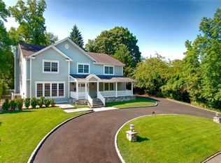 27 Woodland Rd, Roslyn, NY 11576