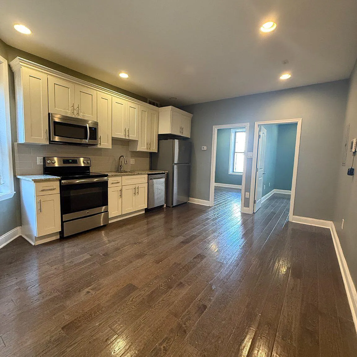 2 bed, 1.0 bath, 3495 sqft, $1,300 — Photo 2