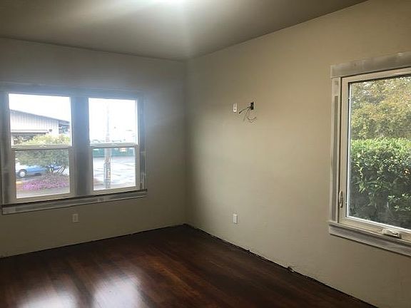 Large Master Bedroom-TV and Cable hook ups
