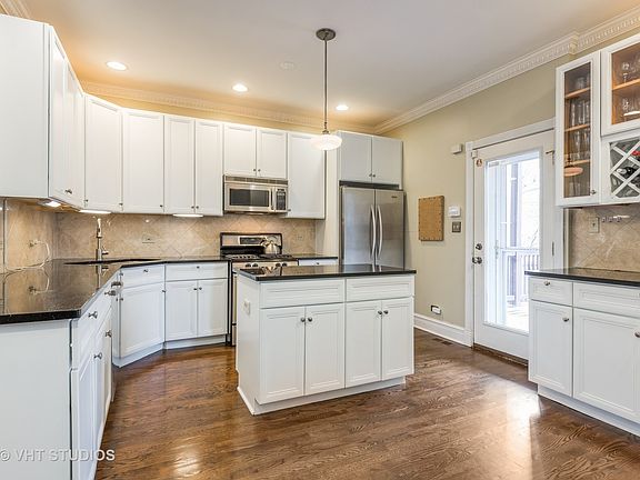 4th image of 3253 N Hoyne Ave