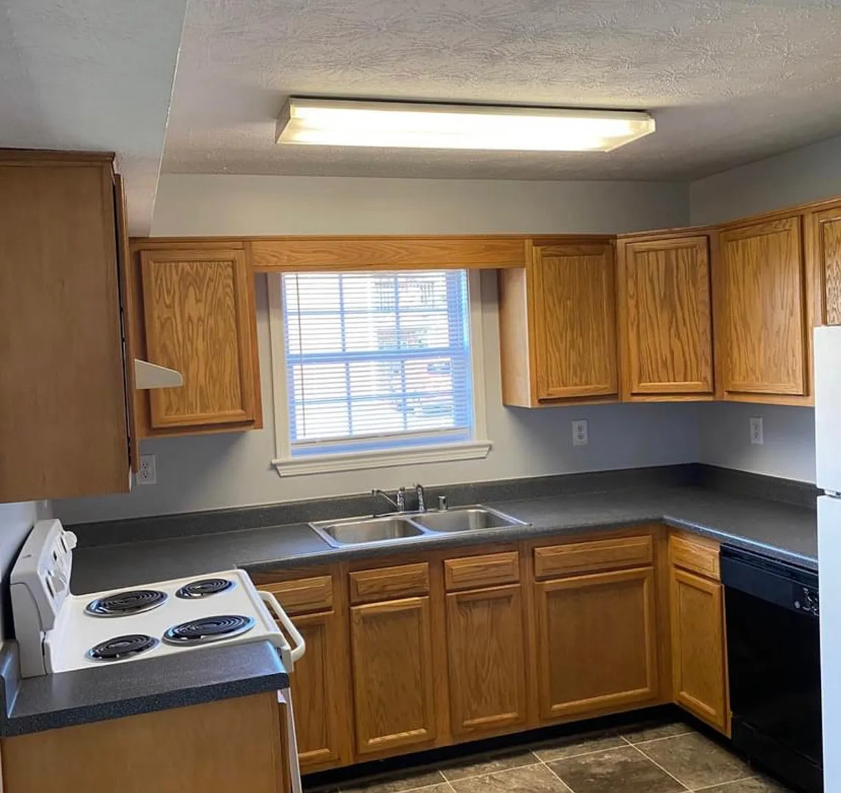 106 Kenilworth Ct — Photo 1