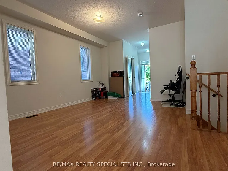 3273 Stoney Cres — Photo 23