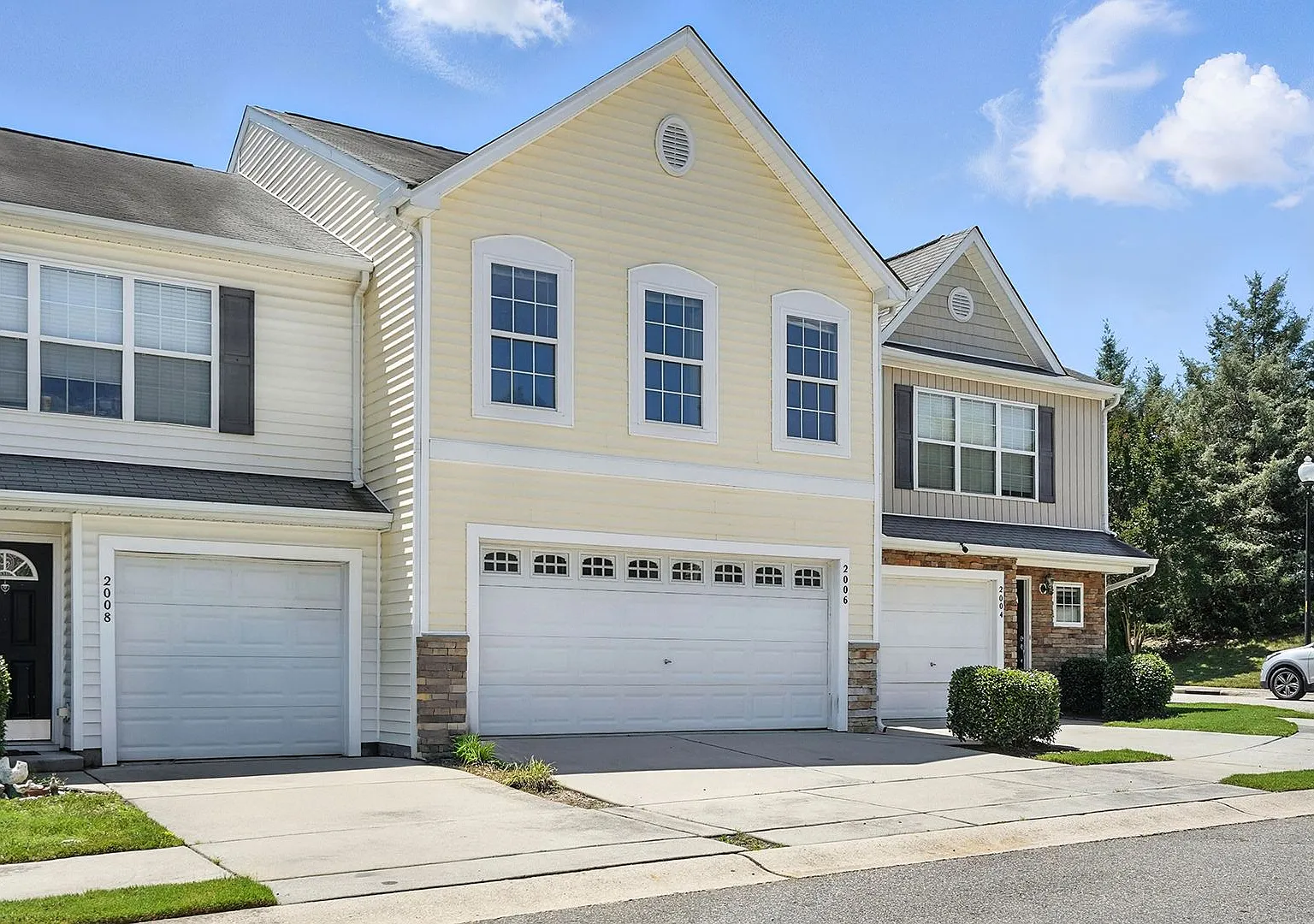 Charming 3-Bedroom Townhome with Fenced Backyard in Raleigh — Photo 2