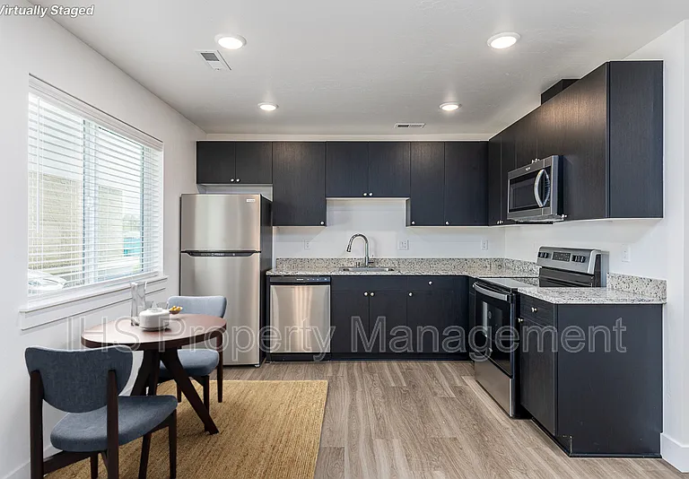 452 S 40th Ave — Photo 2