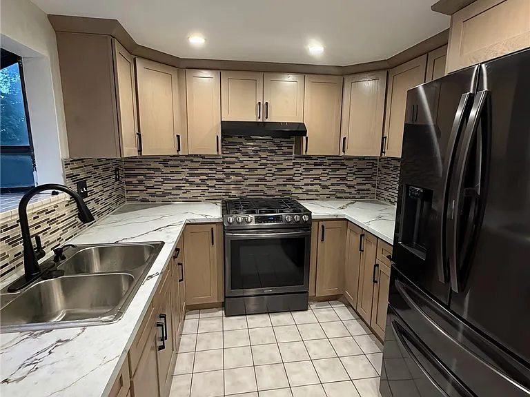 2032 S Bon View Ave #B — Photo 17