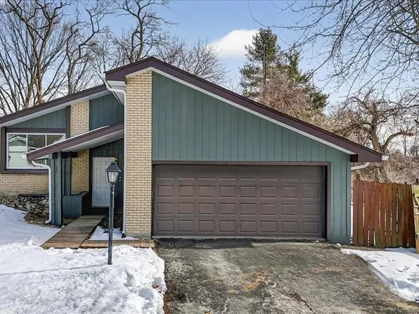 1283 Kew Gardens Dr, Florissant, MO 63031