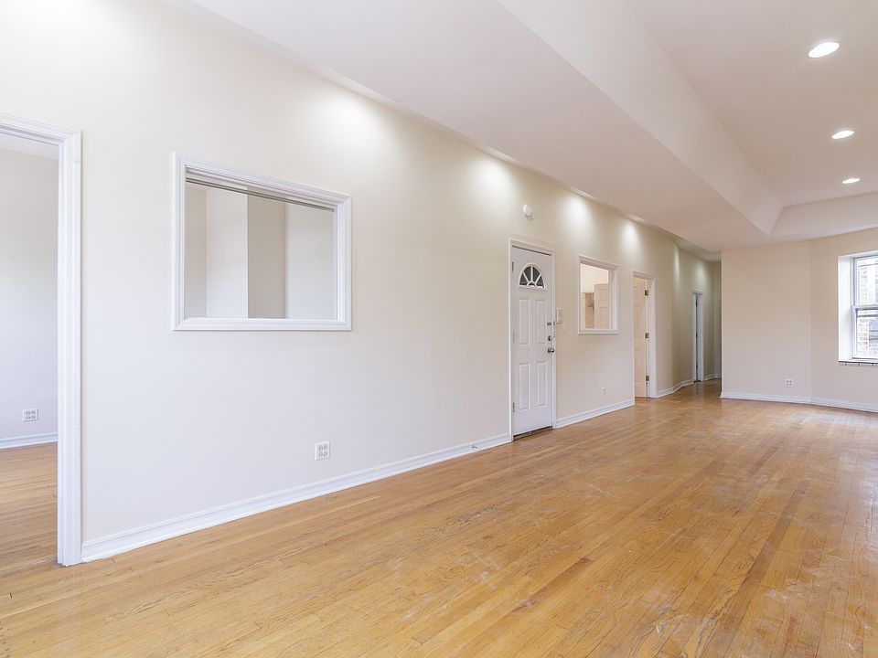 1st image of 4754 N Lincoln Ave #2