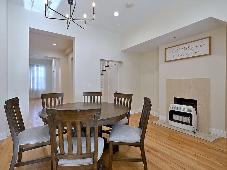 233 N Sacramento Blvd — Photo 8