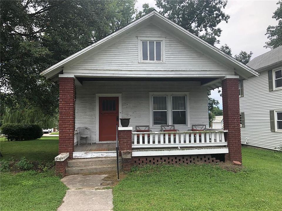 2nd image of 109 E 15th St