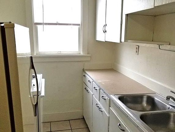 3rd image of 142 Grand Ave