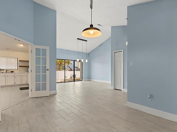 5th image of 1062 Weaver Dr